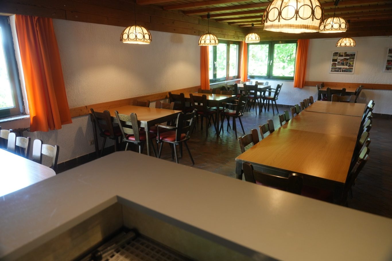 Blick von Theke in Gastraum