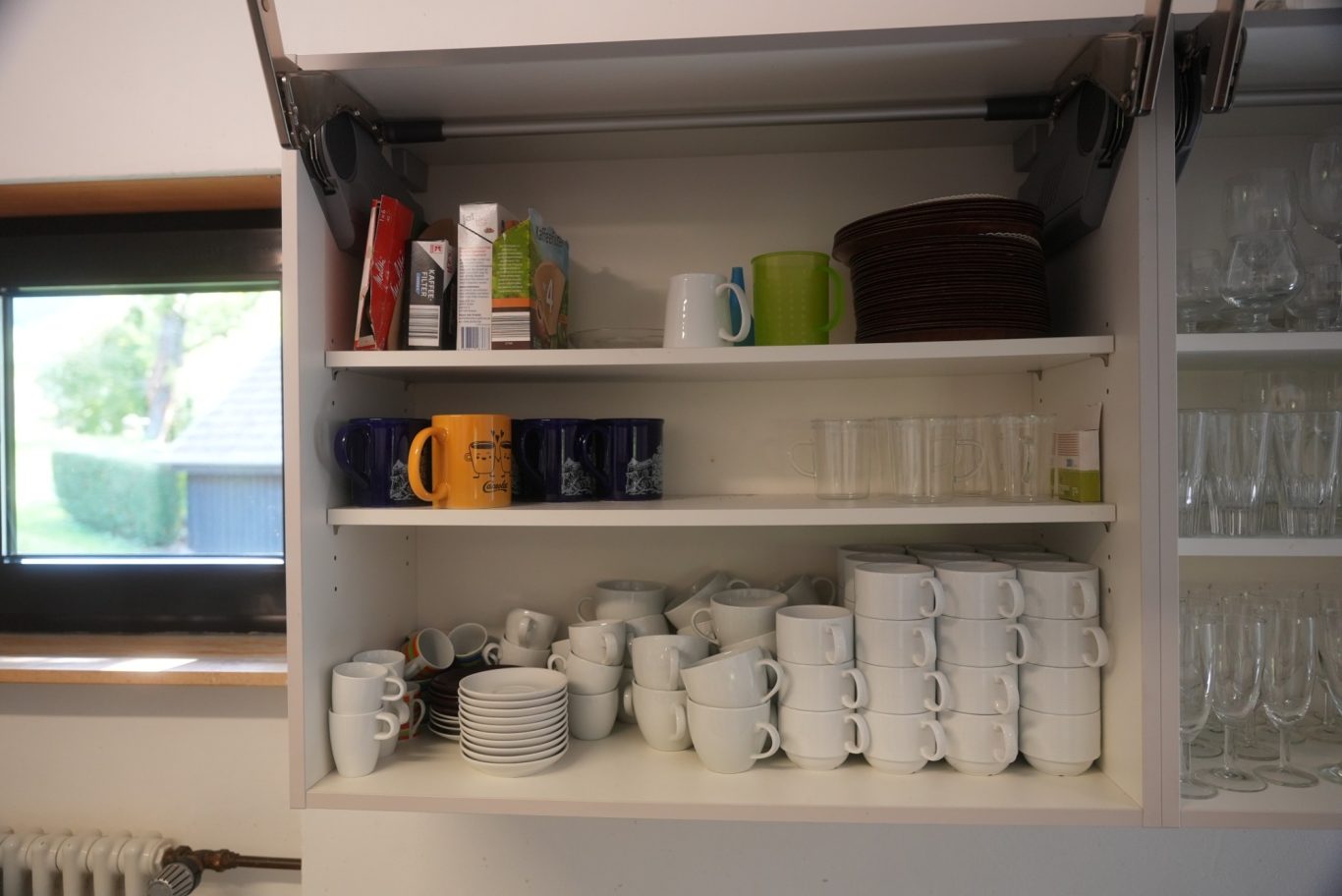 Schrank mit Kaffeetassen etc.