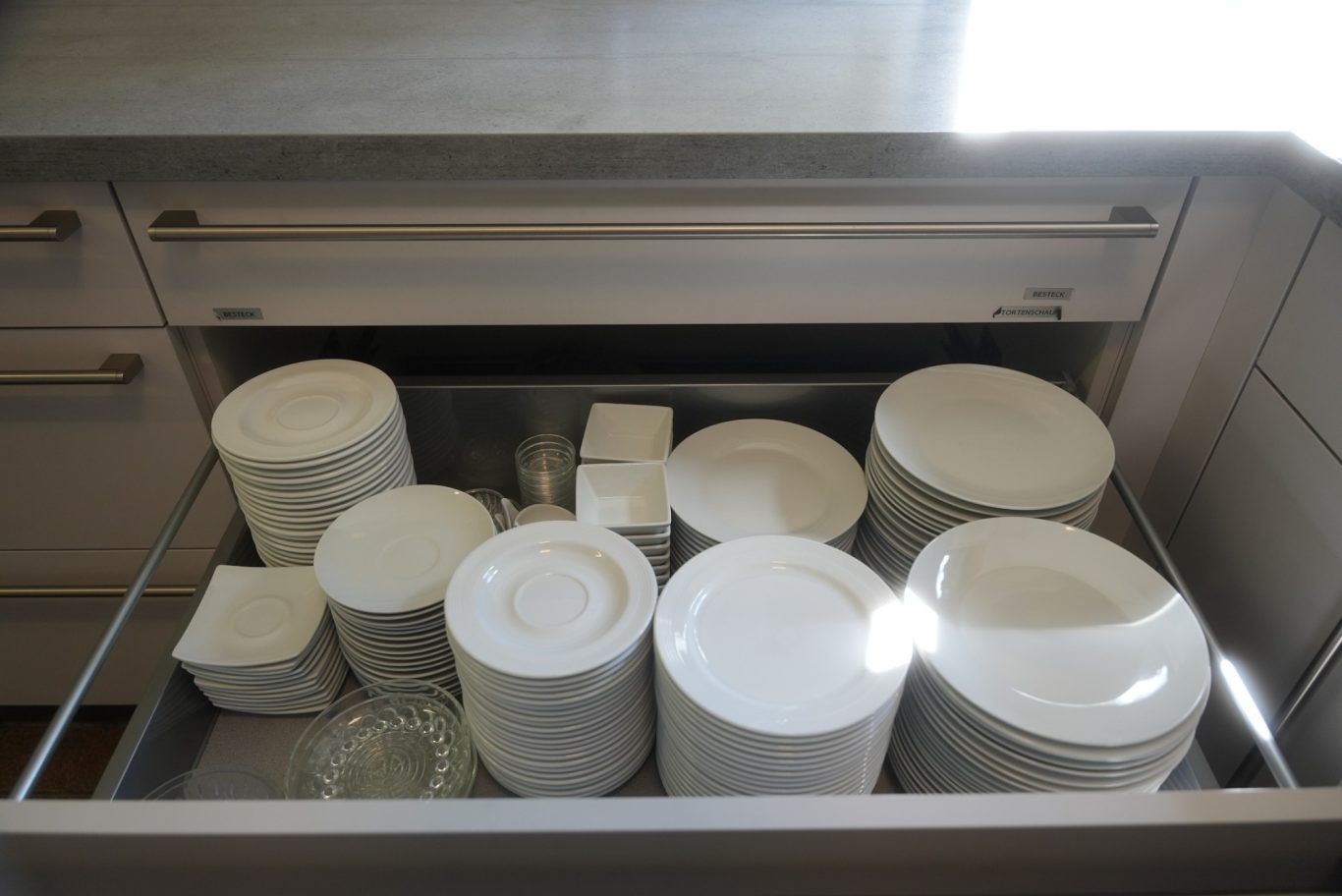 Schublade mit Tellern
