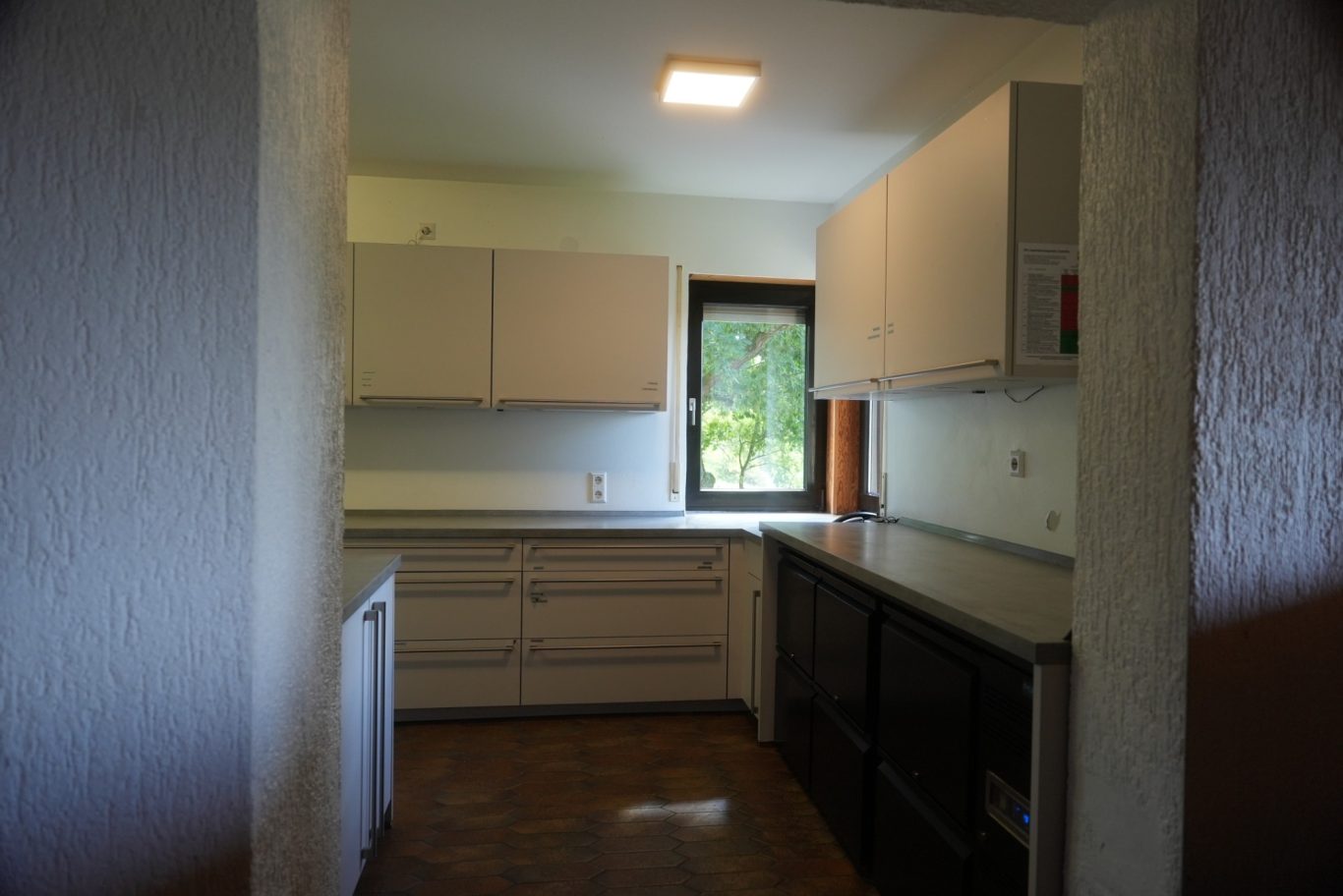 Blick von Theke in Küche