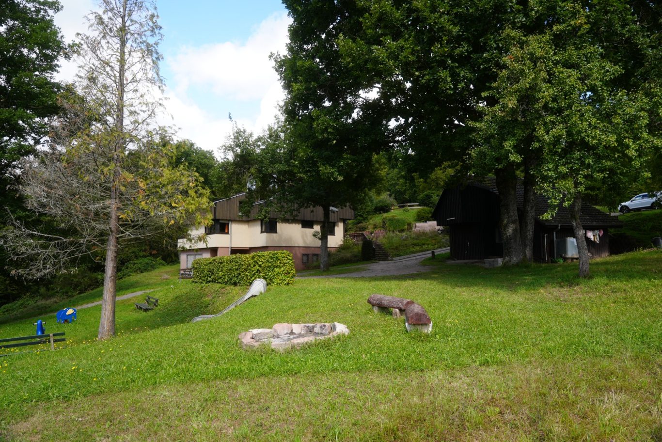 Grillstelle mit Blick zum Haus