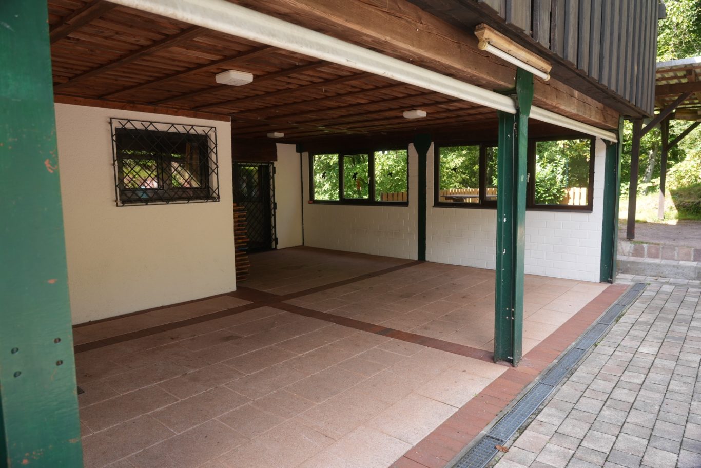 überdachte Terrasse, rechts Terrassenbereich ohne Überdachung