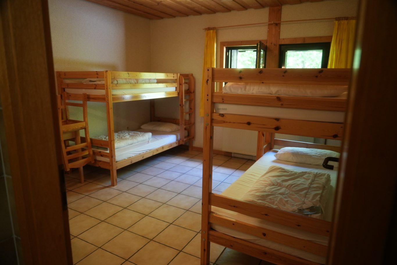 Zimmer 2 (Vierbettzimmer mit Waschbecken)