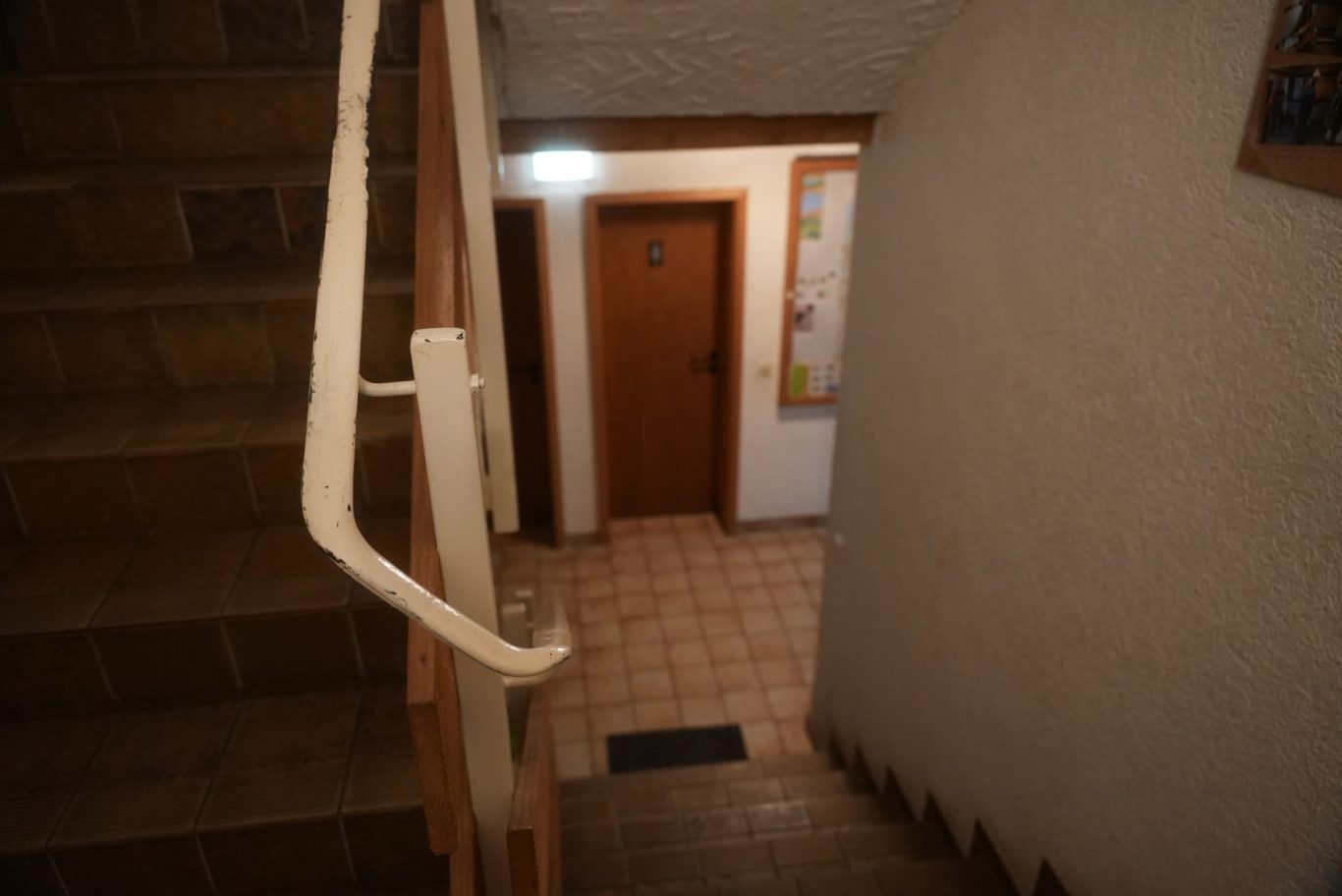 Zugang zu den Sanitäranlagen im Untergeschoss