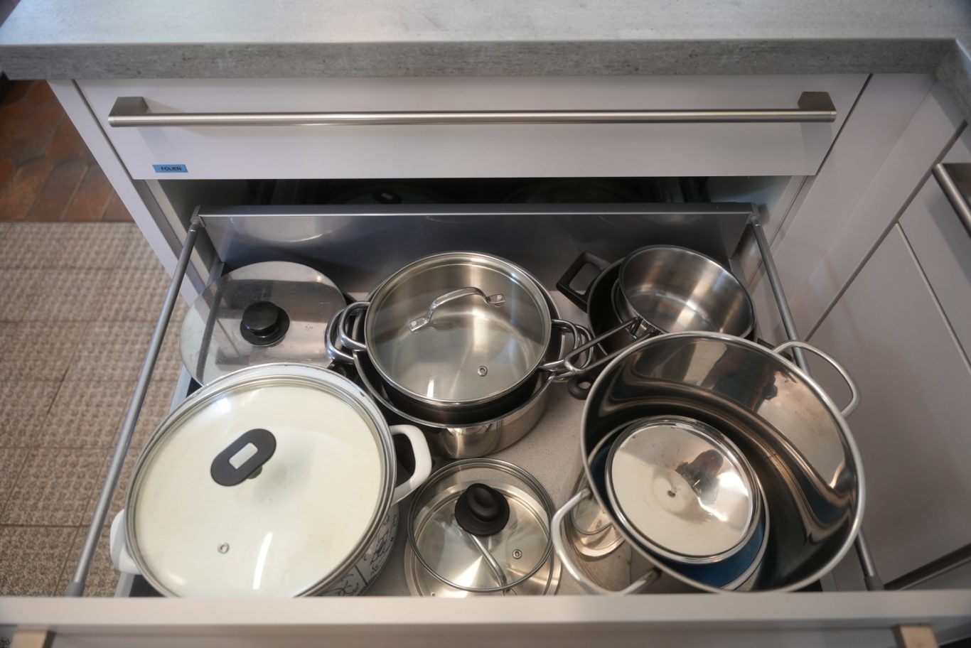 Schublade mit Töpfen